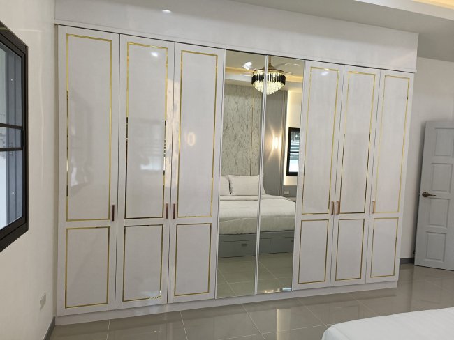 ตู้เสื้อผ้า